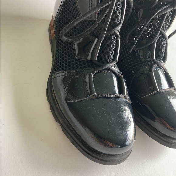 Sorel Black Patent Leather Fabric Rubber Outsole Lace Up Boots size 6.5 - Picture 6 of 15